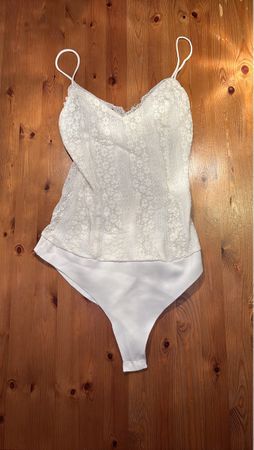 Elegantes, weisses Top mit Spitze, Grösse S
