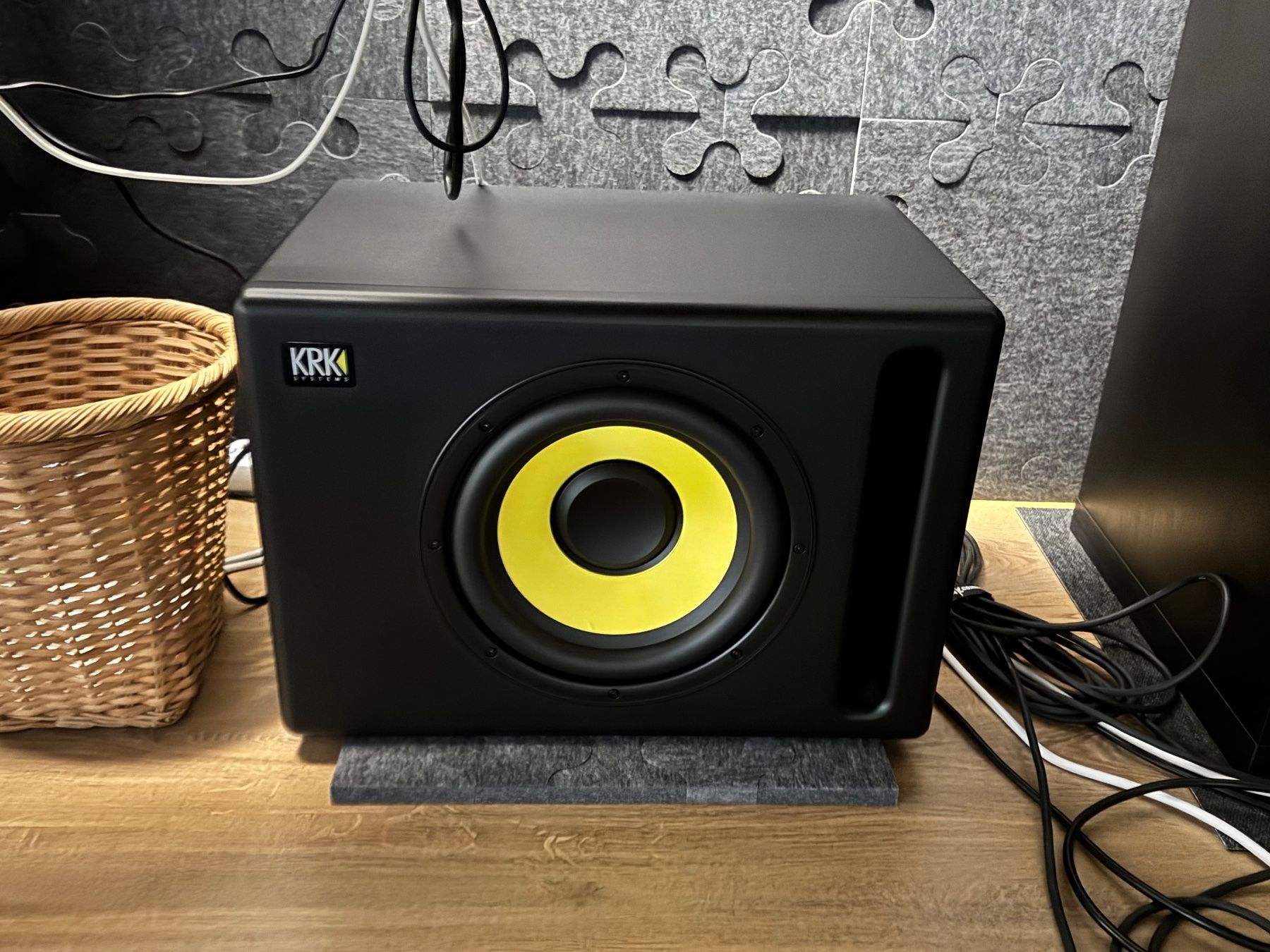 KRK Lautsprecher: KRK S10.4 10" Studio Subwoofer + 2 Audiokabel – Gebraucht aus Winterthur von Flyer16 1