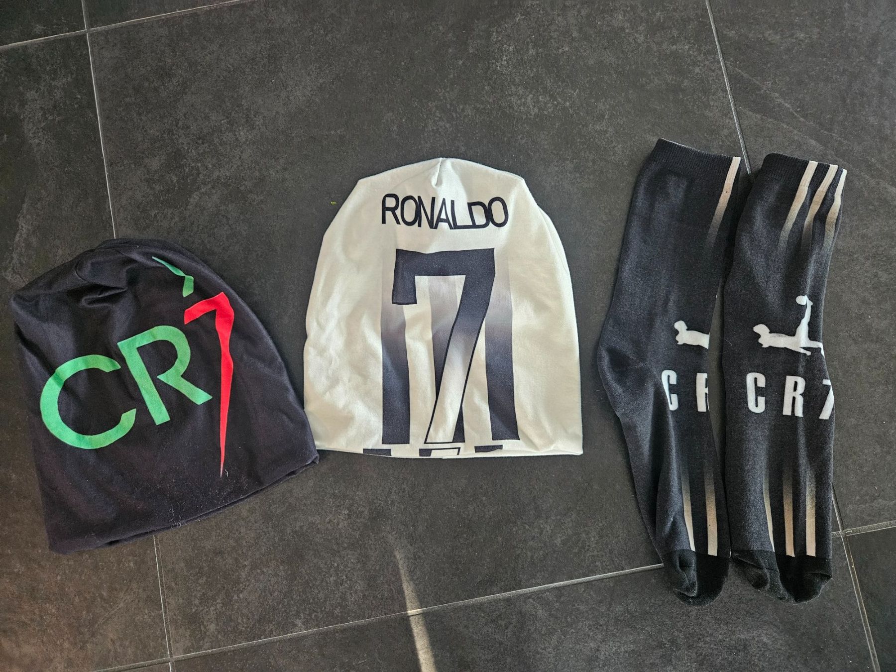 Lotti & Set di vestiti: CR7, Ronaldo Kappe und Socke – Nuovo (secondo la descrizione) da Wangen ZH venduto da tulipe55