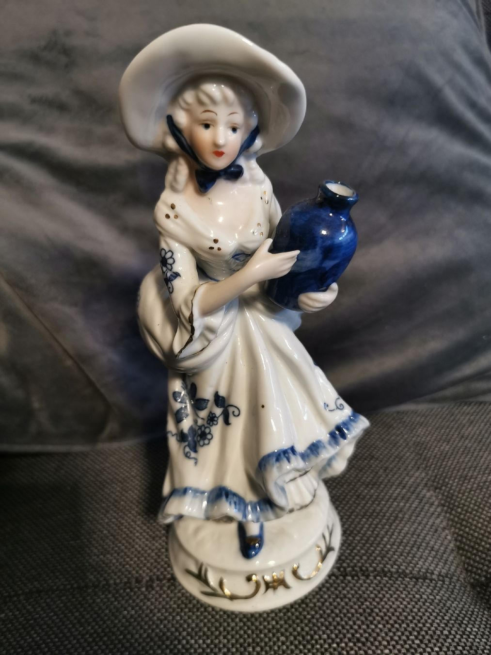 Figuren: Porzellanfigur Frau mit Base/Krug – Gebraucht aus Buchs SG von and_s6ps