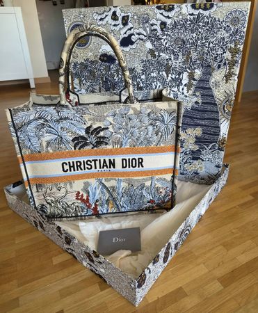 Dior Book Tote Bag Limited Edition in Large zu verkaufen