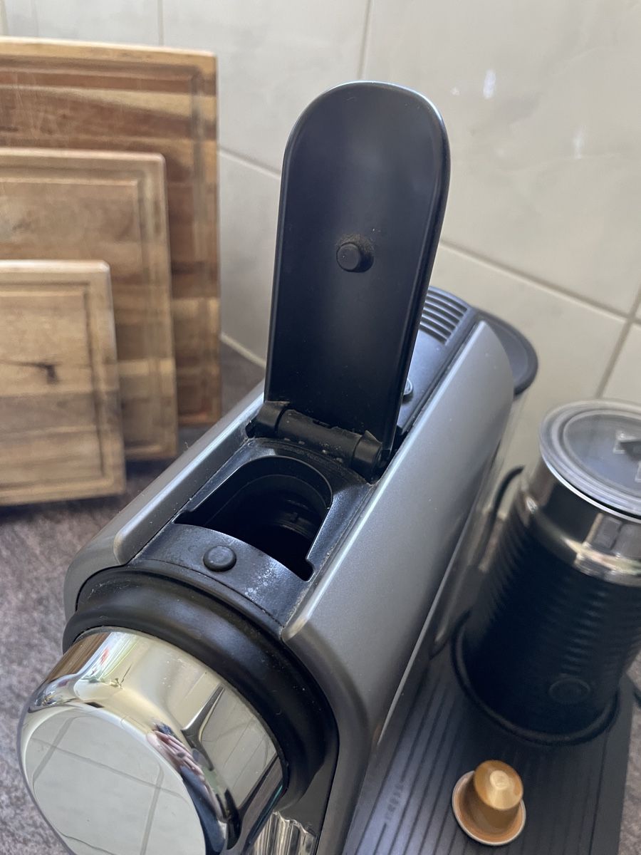 Nespresso Machines à café & Machines à expresso: Nespresso Kaffeemaschine mit Milchaufschäumer  – D'occasion à Dottikon par JP_13 2