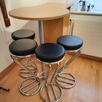 Bartisch mit vier Barhockern gebraucht, aber sehr guter Zust
