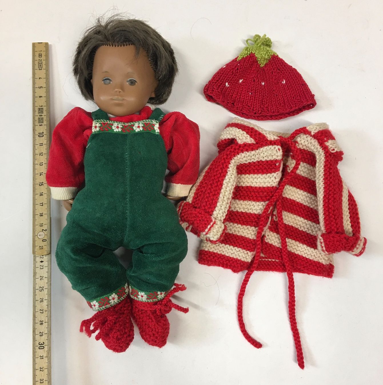 Sasha Morgenthaler Puppen: Puppe Sascha mit Kleidung Erdbeer-Muster – Gebraucht aus Olten von ELHANDEL 1