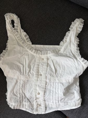 Weisses romantisches Crop-Top mit Rüschen & Perlenknöpfen