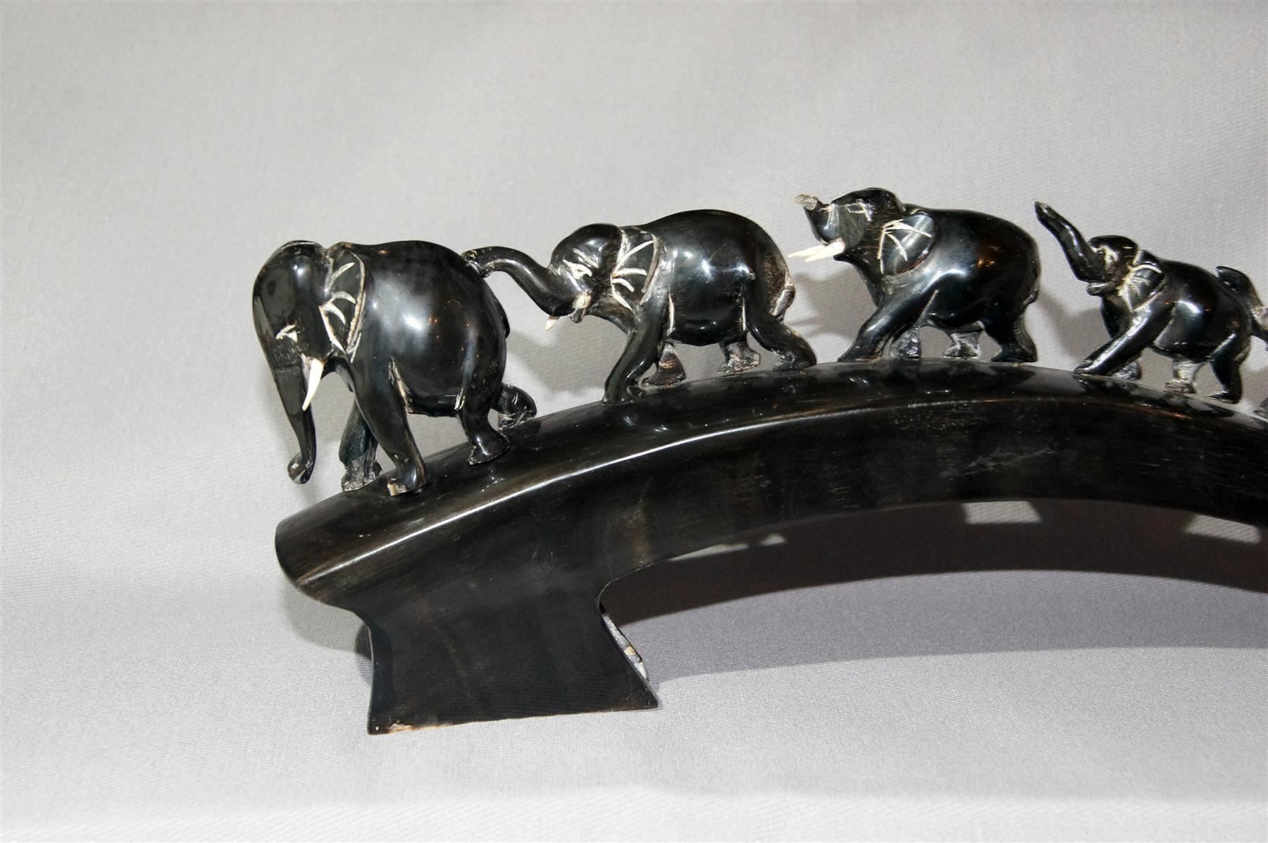 Skulpturen & Statuen: Schöne Elefantenbrücke aus Horn – Gebraucht aus Geroldswil von ARTEFACTO 3