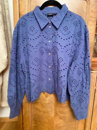 Neue ONLY Bluse Lochstickerei Gr. XL blau Lochstickerei