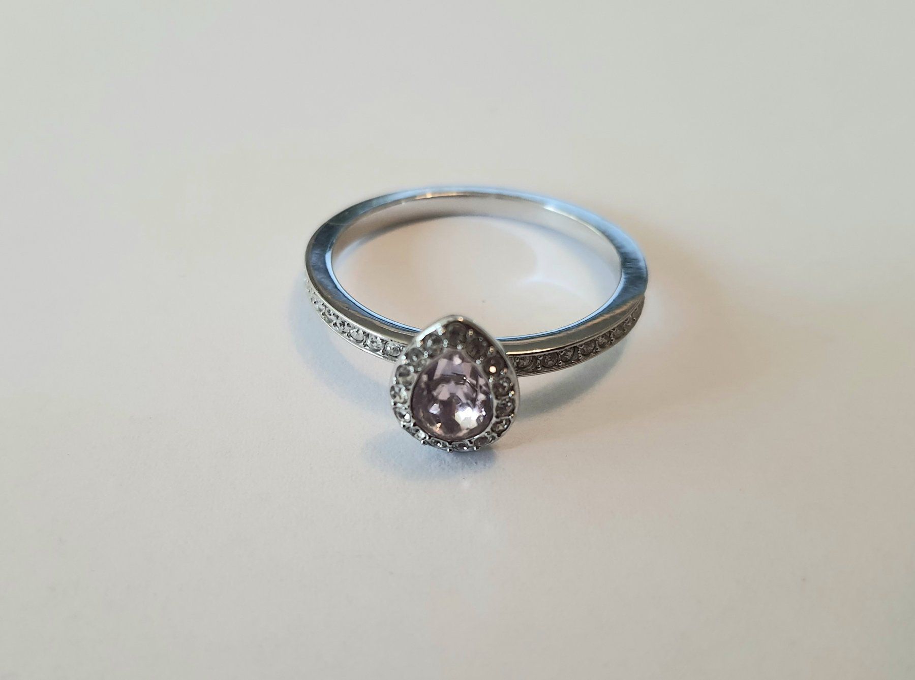 Swarovski Anelli: Swarovski Pear / Tear Drop Ring Weiss NEU – Nuovo (secondo la descrizione) da Zollikerberg venduto da Sell-Buy-it 1