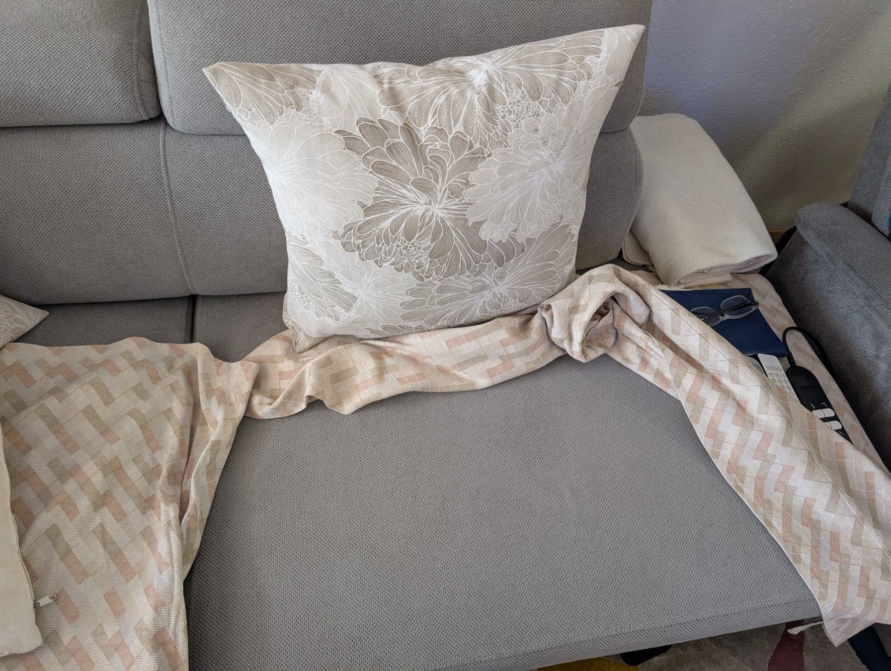 Conforama Divani: Ecksofa mit Bettfunktion inkl Tischlein – Nuovo (secondo la descrizione) da Zufikon venduto da Cmilan331 7