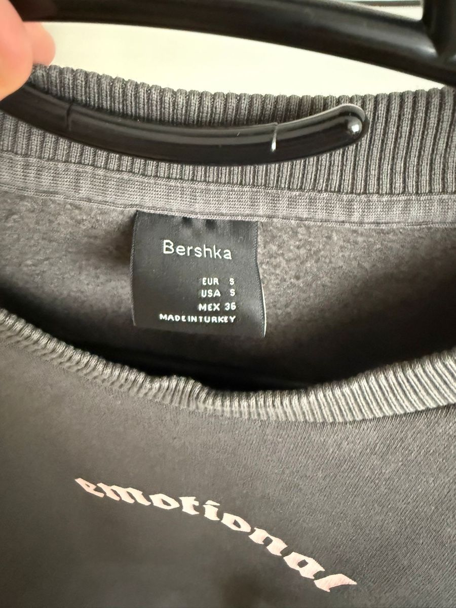 Bershka Pullover & Sweatshirts: Grauer Bershka Pullover mit Schriftzug "emotional", S – Neu (gemäss Beschreibung) aus Dintikon von 2ndhandcloset 1