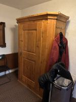 Armoire en bois massif, style rustique, idéale chalet!