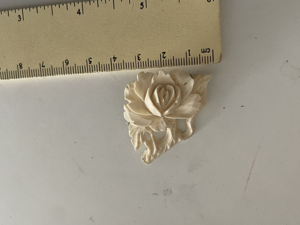 Broschen & Nadeln: Art Deco ancienneBroche fleur sculptée – Gebraucht aus Worben von benit.drn 2