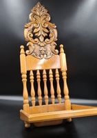 Vintage Klappstuhl aus geschnitztem Holz mit Wandregal