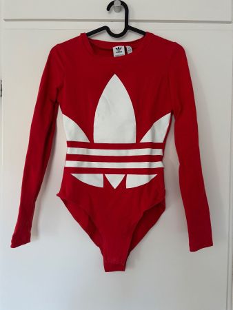 ADIDAS Body rot mit Logoprint XS