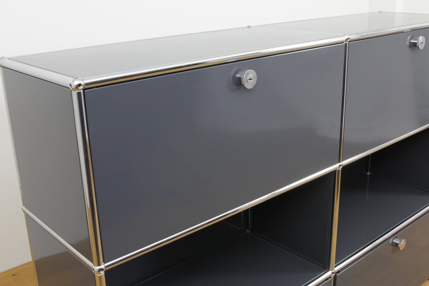USM Scaffali: USM Haller Highboard Anthrazitgrau – Nuovo (secondo la descrizione) da Affoltern am Albis venduto da StudioStandard 3