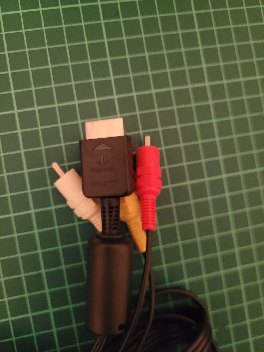 Sony Cavi: Playstation 2 AV Cable - Excellent Condition - For Retro Fun – Usato da Meyrin venduto da Retro-GZ 2