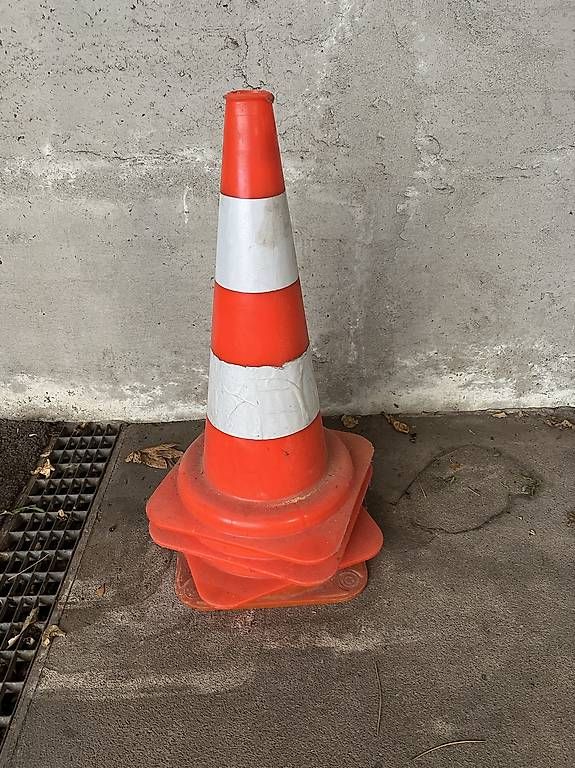 Alle Werkzeuge: 4 Verkehrskegel – Gebraucht aus Birmenstorf AG von Hbiwn