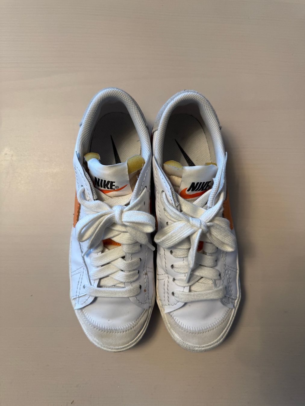 Scarpe da uomo: Nike White Sneakers Low – Usato da Bäch SZ venduto da nonobscura