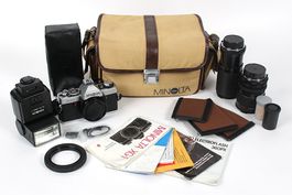 MINOLTA Kamera, 2 Objektive, Blitzlicht und Tasche