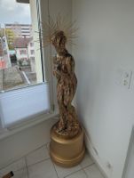 Grosse Goldene Frauen-Statue Street-Art, sehr schön!