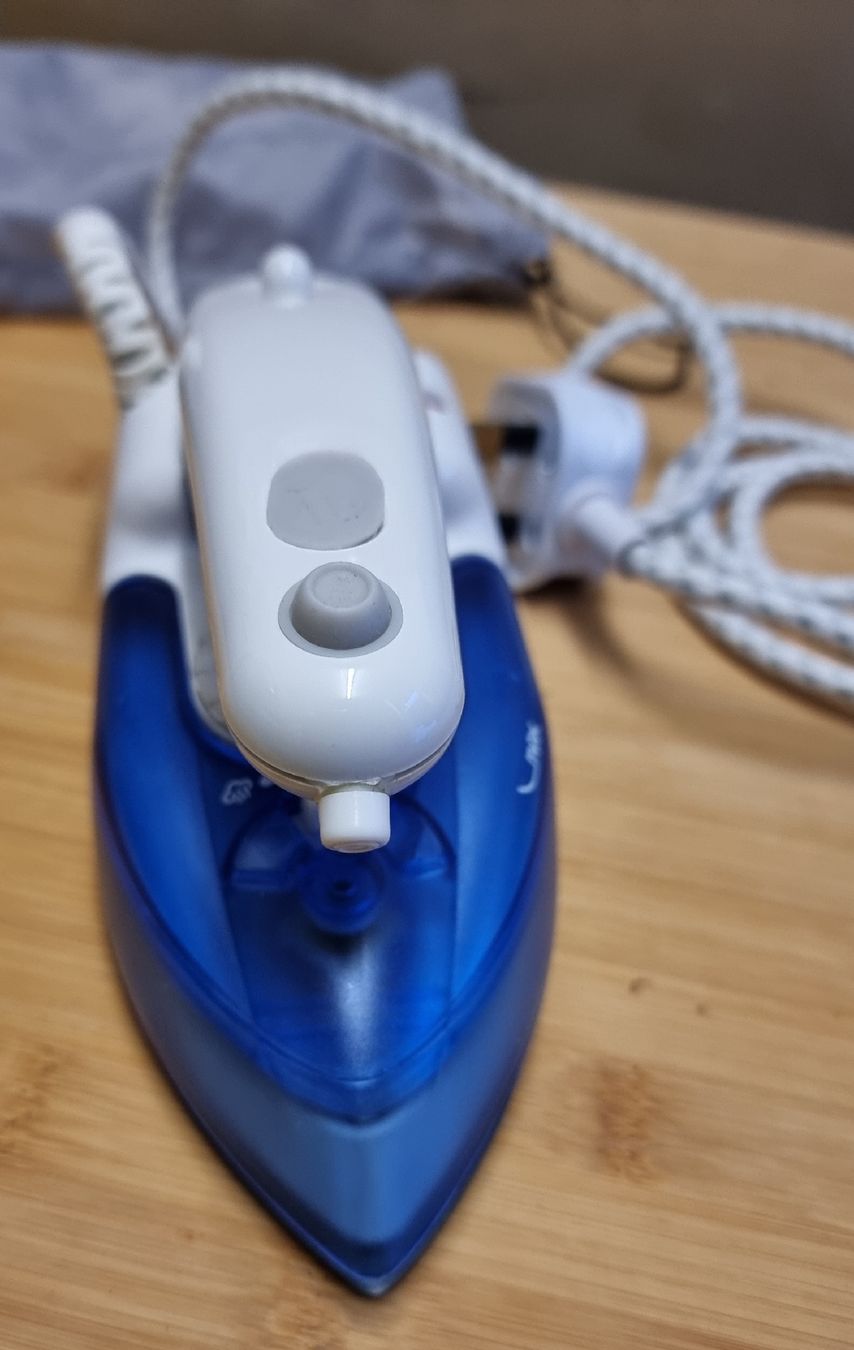 Ferri da stiro: Ferro da stiro da viaggio Black&Decker compatta – Usato da Altdorf UR venduto da Adeleiro 1
