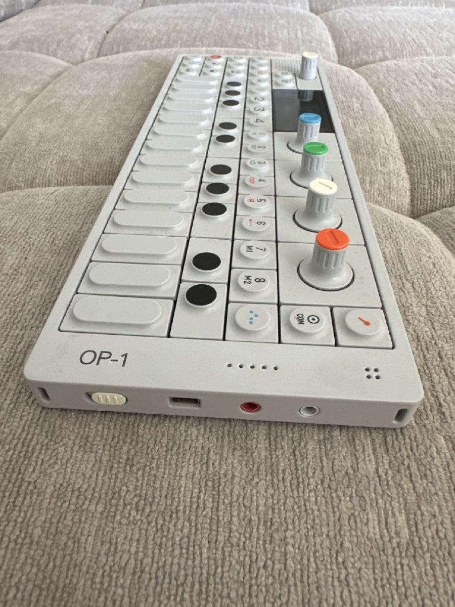 Teenage Engineering Musikinstrumente: OP-1 all-in one synthesizer, sampler und drum machine – Neu (gemäss Beschreibung) aus Meggen von eri_wq97 2