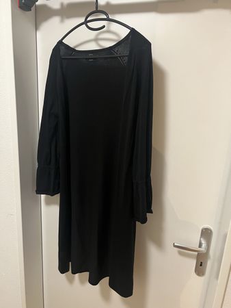 Lange schwarze Jacke mit Bindebändern an den Ärmeln
