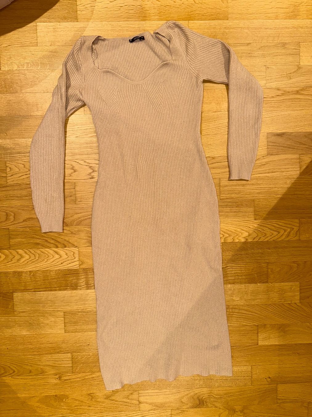Vestiti: Strickkleid beige mit Herzausschnitt – Usato da Rothrist venduto da G.F.1997