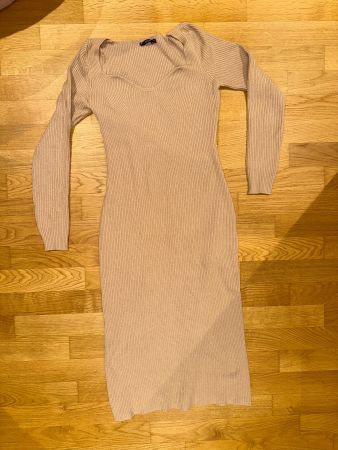 Strickkleid beige mit Herzausschnitt