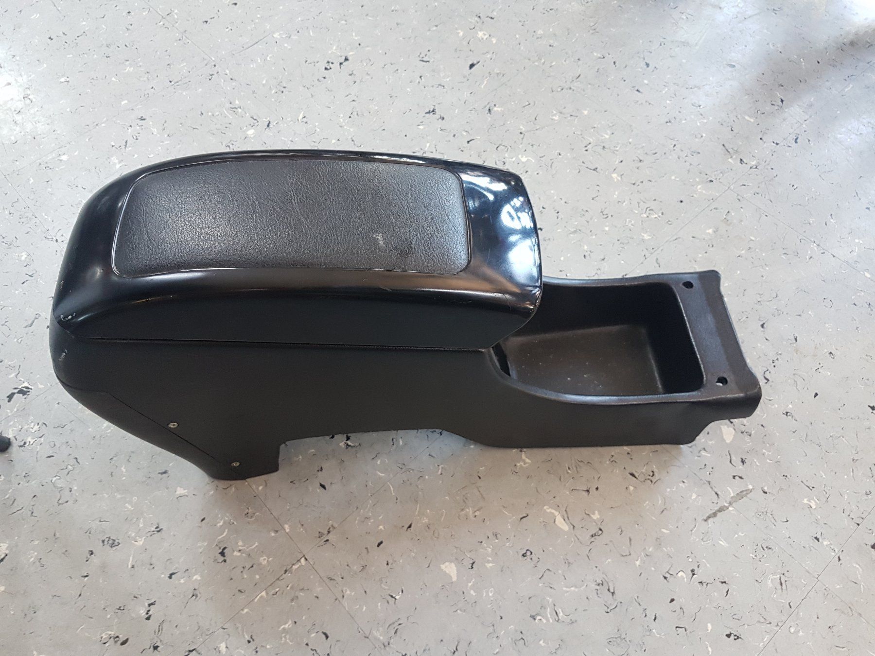 Tutti pezzi di ricambio auto: Auto Mittel Konsole Universal Armlehne – Usato da Oberägeri venduto da 455 8