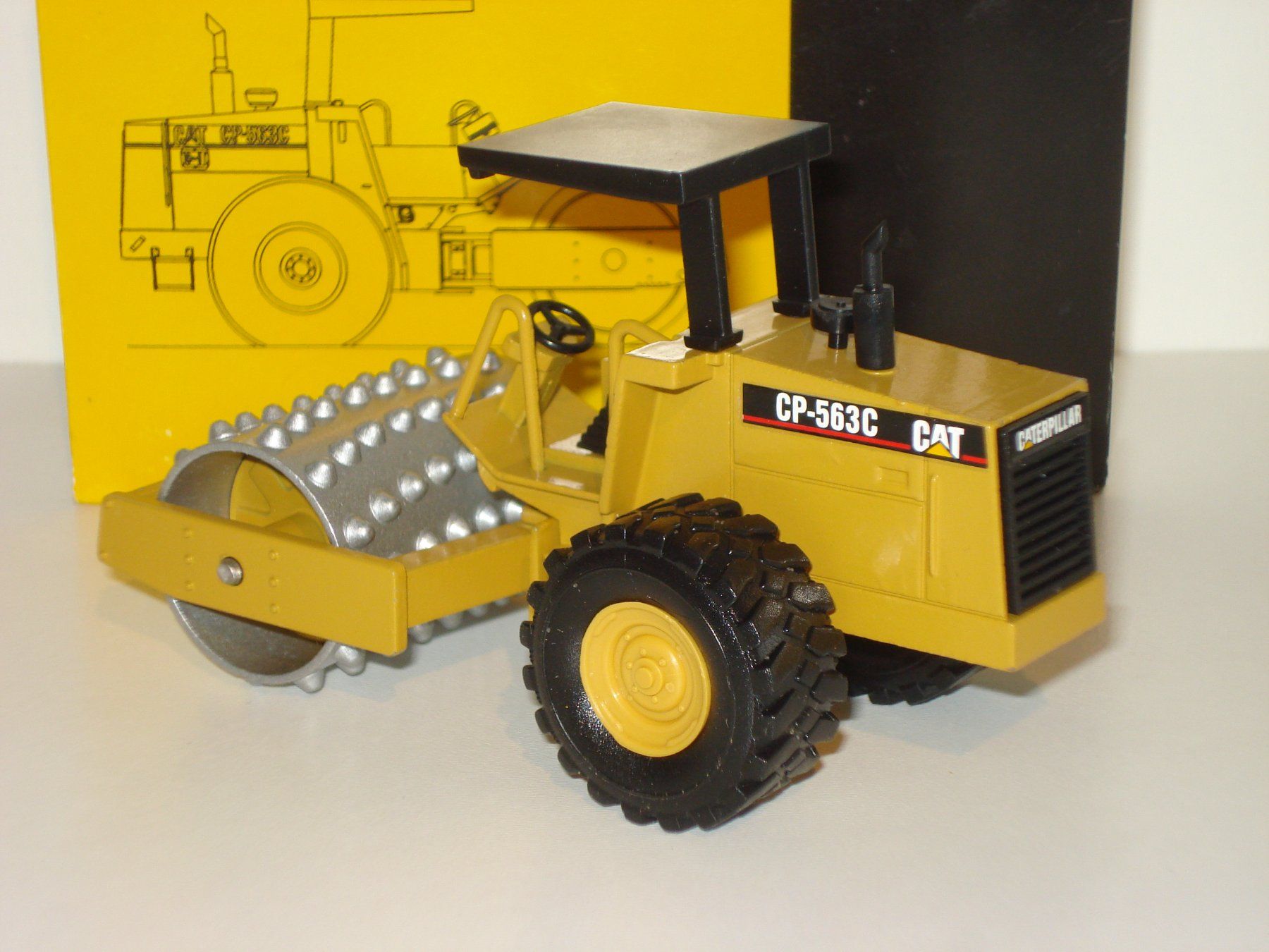 Caterpillar Kit di modellismo & Modellini statici: CAT CP 563 C Walzenzug – Nuovo (secondo la descrizione) da Mitlödi venduto da worker04 2