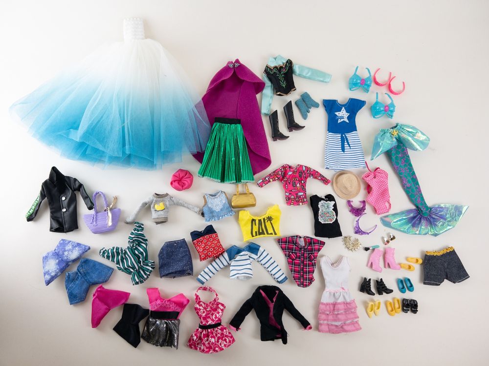 Barbie 3 Puppen, Diverse Kleider, Schuhe (Gebraucht) In Steffisburg Für