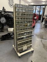 Mobiler Kleinteile-Sortierschrank auf Rollen