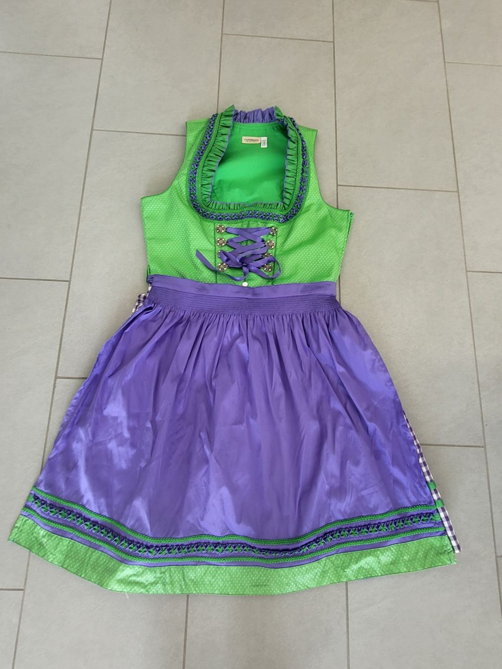 Costumi: Dirndl gr. 42 44 top Zustand – Usato da Boswil venduto da i12i