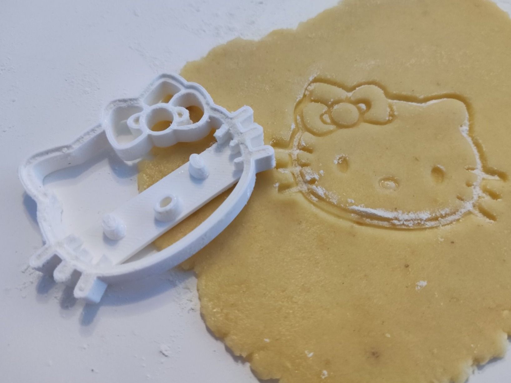 Teglie da forno: Hello Kitty Ausstechform Guetzliausstecher – Nuovo e nell'imballaggio originale da Büren SO venduto da Asadn