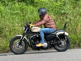 HARLEY-DAVIDSON Sportster 883 Iron mit ABS