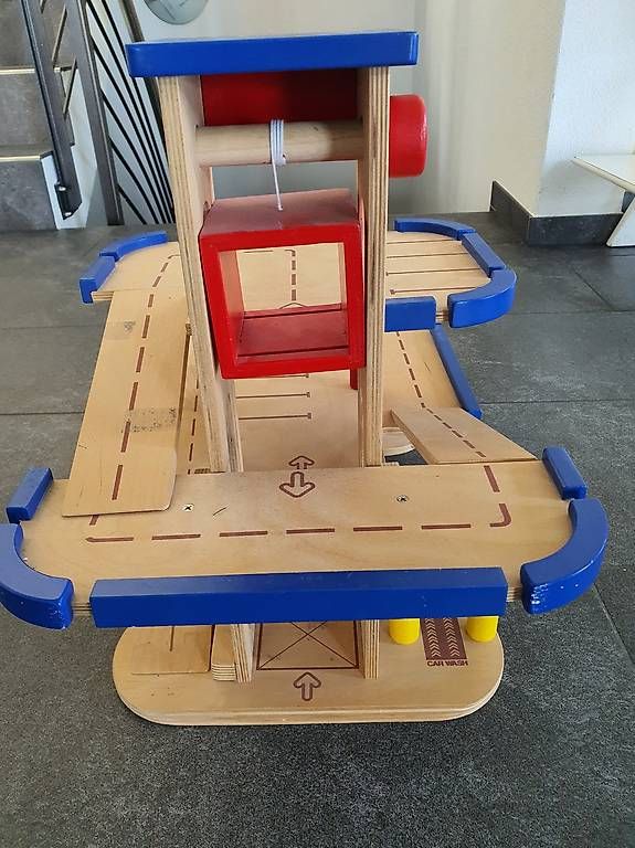 Spielzeuge: Autogarage aus Holz mit Lift – Gebraucht aus Waltenschwil von ginola_23 2