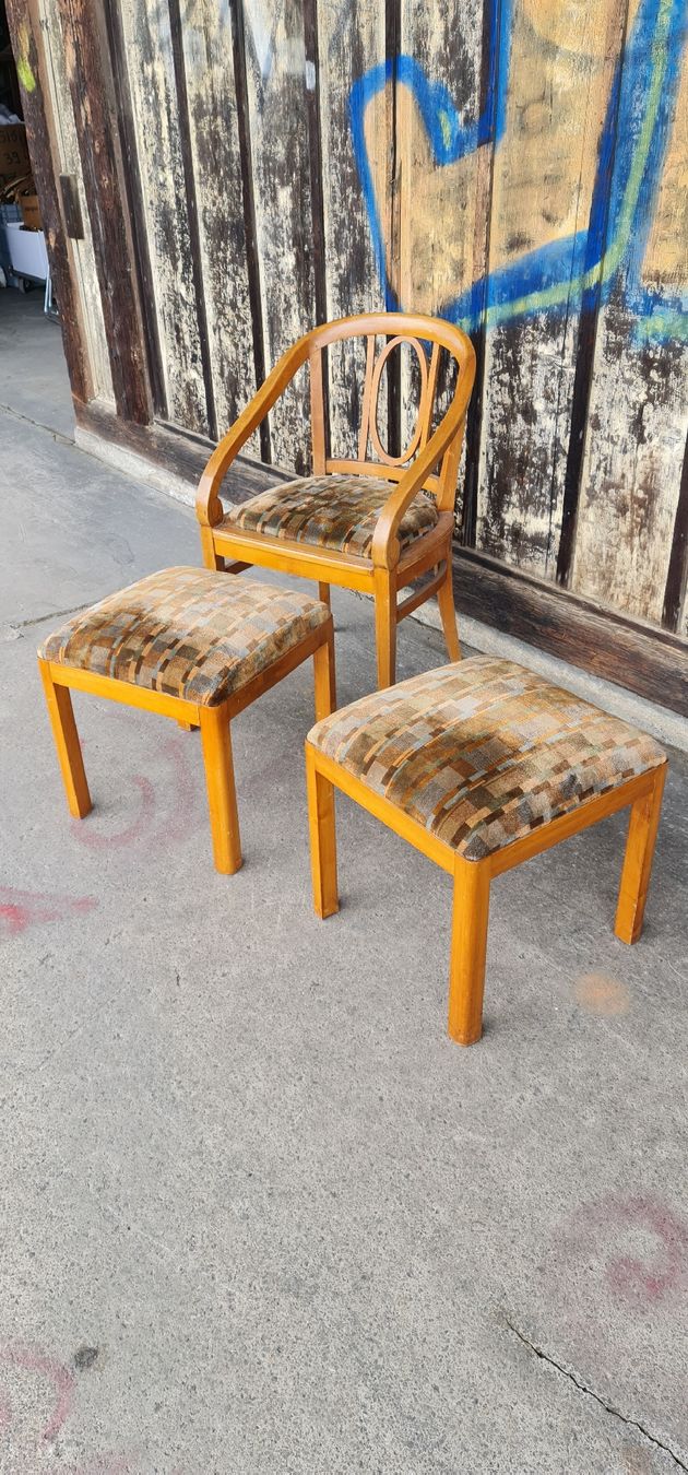 Poltrone: Vintage Sessel mit zwei Hocker – Usato da Bern venduto da lecorbeaubern