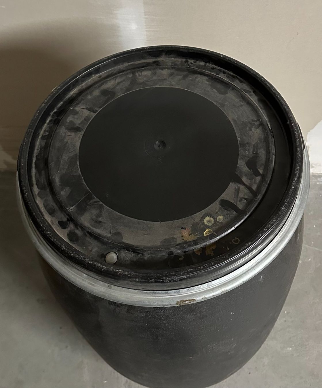 Annaffiatura & Irrigazione: Schwarzes Kunststofffass 120 Lt - mit Deckel – Usato da Dietikon venduto da DQSolutions 1