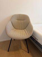 Fauteuil design tissu beige, pieds métal noir