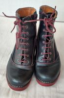 Schwarze Stiefeletten mit roten Details (Art Schuhe), Gr. 36