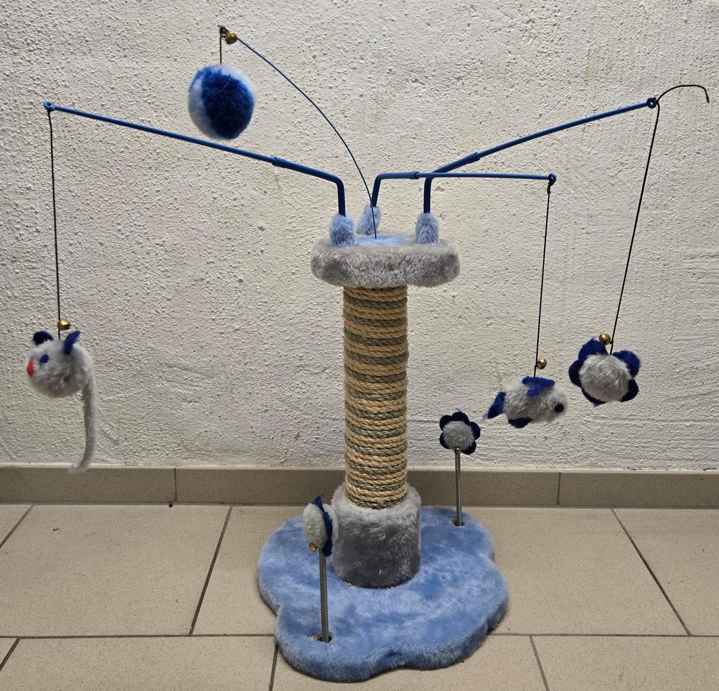 Tiragraffi: Katzenkratzbaum mit Spielzeug blau/grau – Usato da Rheinsulz venduto da Dred
