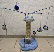 Katzenkratzbaum mit Spielzeug blau/grau