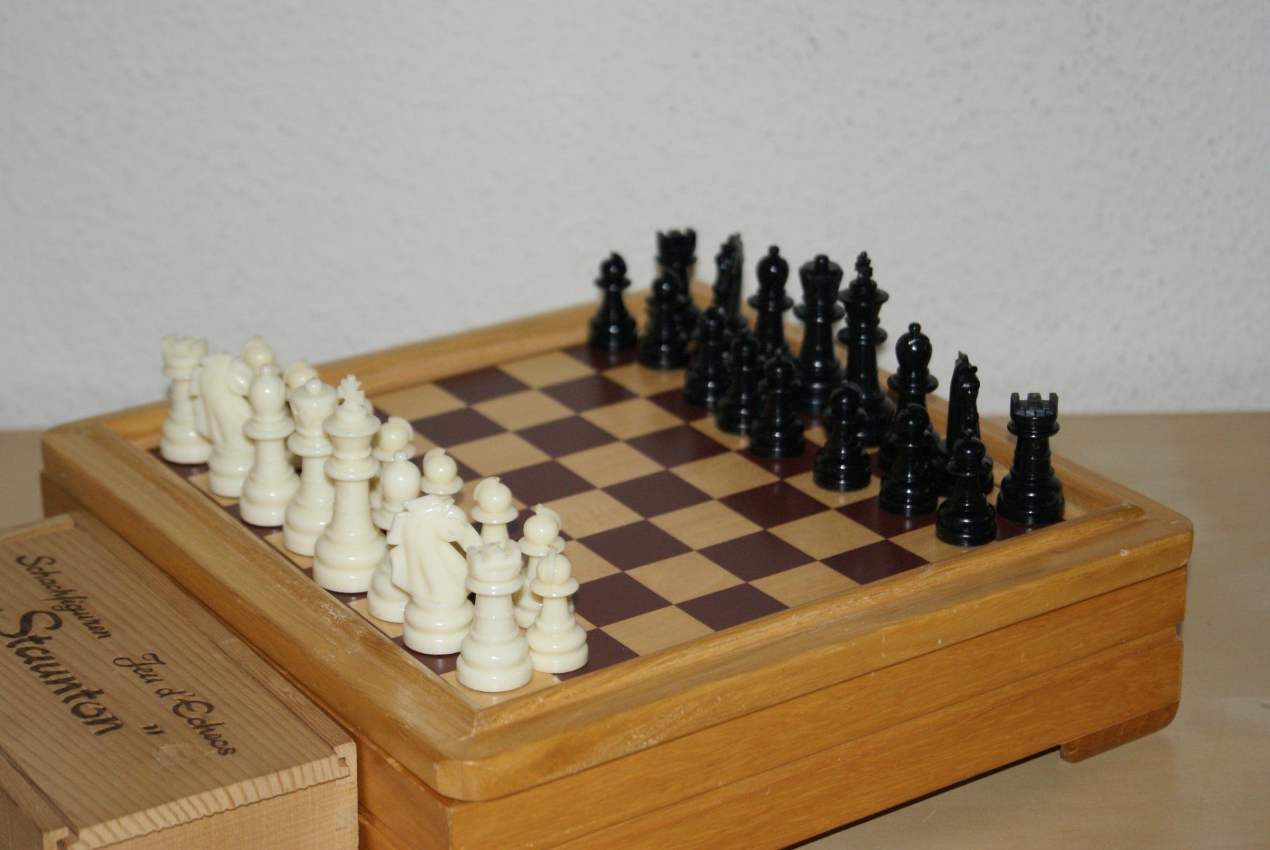 Giochi: Schachbrett-Box aus Holz mit Bakelit? Figuren – Usato da Zürich venduto da Widi1 6