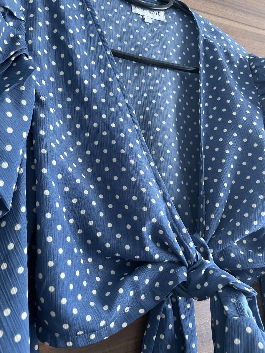 Top: Lorna Lux Blue Polka Dot Top – Nuovo (secondo la descrizione) da Zug venduto da Fashionaddicted.- 1