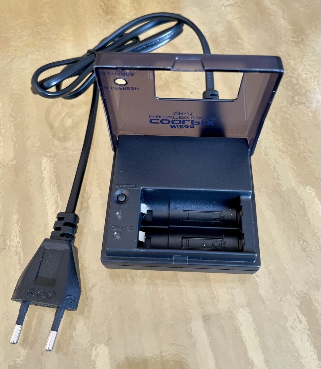 Nikon Caricatori & Batterie: Ladegerät für Batterien AA – Usato da Ittigen venduto da Baumi11 1