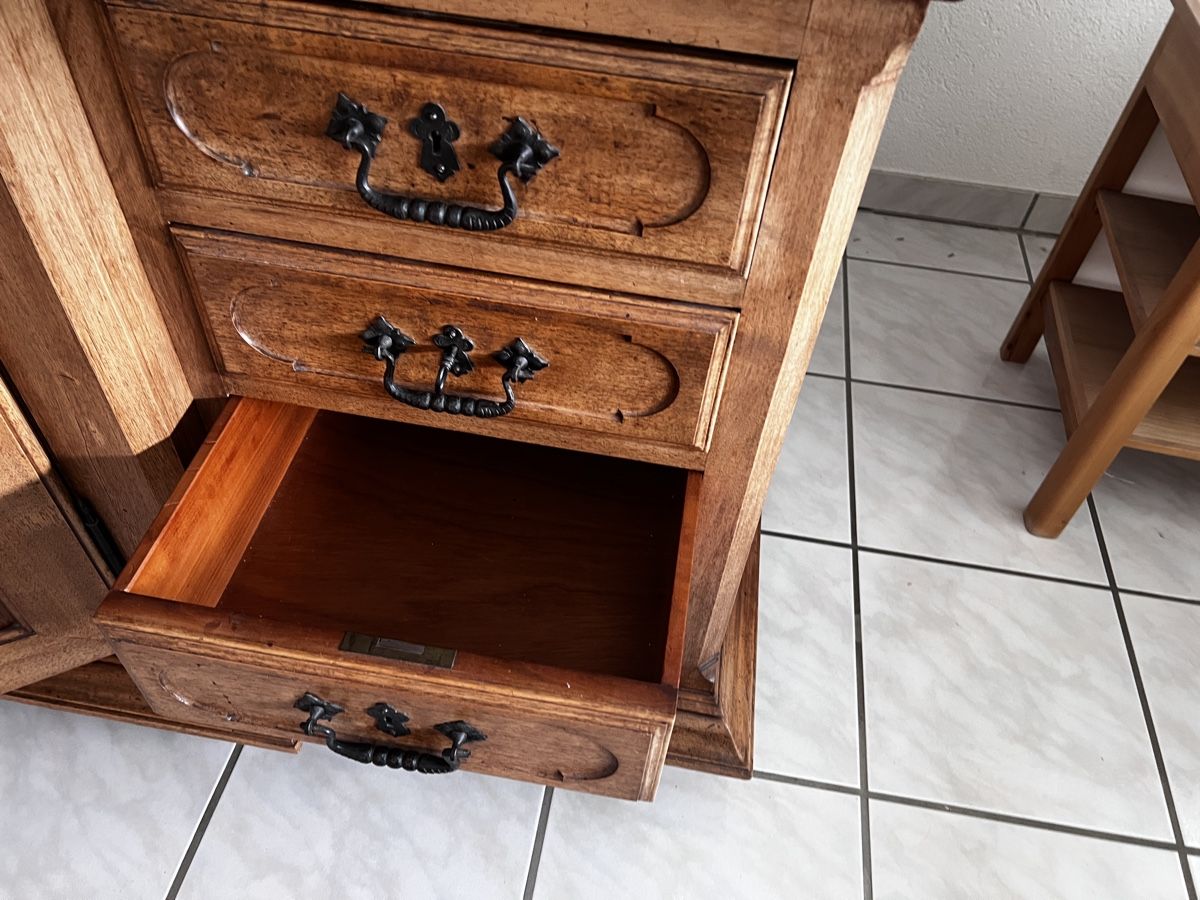 Credenze: Antikes Buffet mit Aufsatz Wohnwand – Usato da Neuenegg venduto da Magosaurus 7