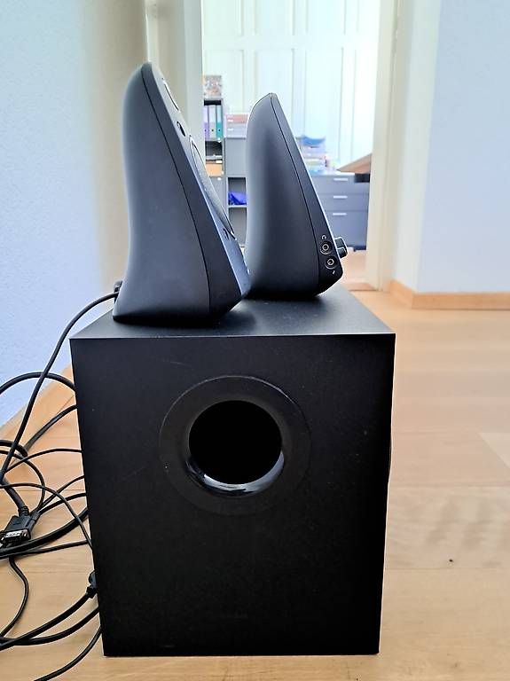 Logitech Haut-parleurs: Logitech Z623 2.1 Soundsystem  THX, 400W – D'occasion à Uhwiesen par Marthalen02 2