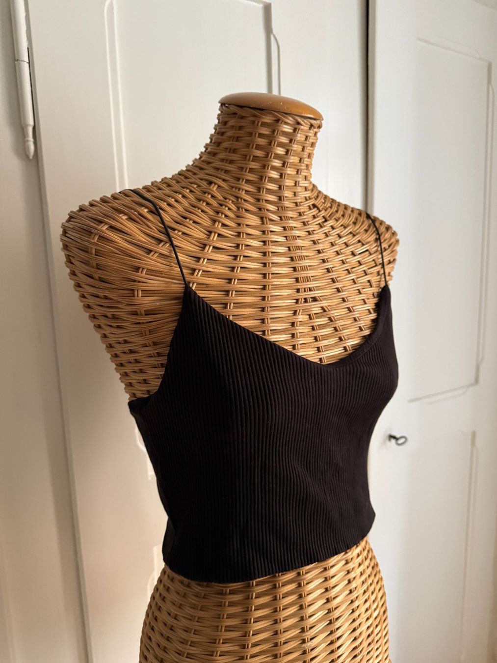 Weekday Top: WEEKDAY - cropped Top dunkelbraun M – Usato da Zürich venduto da Diazaio 1