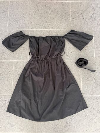 Off-Shoulder Kleid mit Bindegürtel Grösse S
